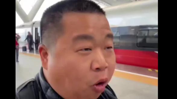 #热门 偶遇人生偶像蓝战非
#蓝战非 #替我自由 #偶遇网红 #罗定船步 @蓝战非