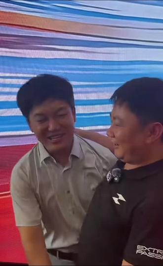 张雪跟湖南晚间新闻主持李瑞相见
看湖南晚间新闻的孩子长大了,来个抱抱!
果然是20年前湖南晚间新闻李瑞主持张雪视频解说。
#舞台上的最佳搭档 #湖南卫视 #张雪 #张雪机车 #李瑞