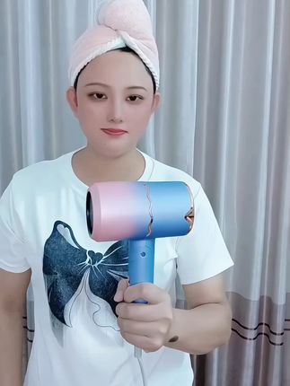 一年四季都得用#吹风筒 ,真的好喜欢这款,颜值高,风力大,拿在手上很轻,头发几分钟就干了,还可以折叠出门携带很方便!#负离子吹风机