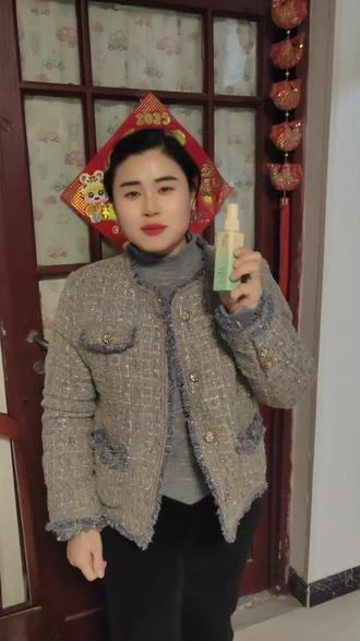 我们冬天的衣服不能天天洗,但是穿久了容易有异味,尤其你出去吃个火锅啊,螺蛳粉啥的,满身是味。#强烈推荐 #生活必备 #自用好物推荐 #去静电喷雾 #好货