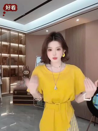 #创造灵感上热门~姐妹们答应我都去穿这套韩系休闲套装!T恤加裙子,不用想搭配,真的太省事了。T恤的设计很有亮点,腰带一系超显腰细,这慵懒的感觉真的好喜欢,春天这样穿别提多好看了!#优雅气质 #小个子显高显瘦穿搭 #清凉一夏 #梨形身材穿搭 @巨量千川 @DOU+上热门