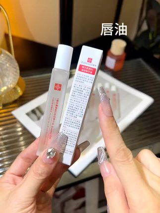 秋冬季节嘴巴干燥起皮的都去用这个凡士林润唇膏,真的太好用了!它不像普通的唇膏,只能停留在表面,它会制造出一种水嫩的感觉。质地非常轻盈,涂起来一点都不厚重,让嘴巴滋润,简直就是秋冬季的必备品。#唇油 #唇唇欲动