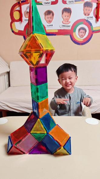 #分享我们家用的早教玩具 #亲子互动 #磁力片 #陪伴亲子时光 东方明珠~用磁力片拼成功,小朋友不可能拒绝的游戏!@抖音 @抖音记录美好的生活 @抖音创作灵感