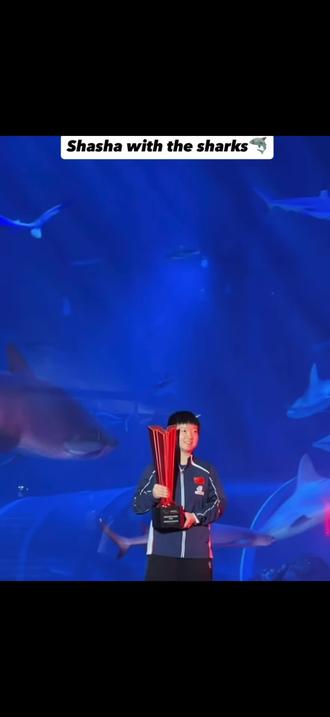 两小只确实去看鲨鱼啦🦈 莎莎还给鲨鱼录像! 楚钦也跟鲨鱼合照了 ,可是为什么发布的时候都是水母照呢~ 谁是鲨鱼啊 #孙颖莎 #莎莎#王楚钦 #莎头#薯条派