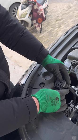 一分钟教你红旗H5安装前灯五件套日行灯插头怎么拔插 记得点赞关注哦#汽车知识分享 #红旗h5中网灯 #洛阳车灯升级 #洛阳氛围灯安装店 #车灯知识