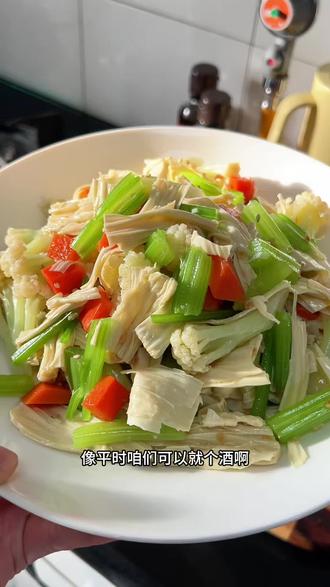 天一热吃饭没食欲做点凉拌菜清脆爽口凉哇的吃的得劲!早晨配个粥很不错!
#普通的食材做出美味 #凉拌腐竹#夏天的味道