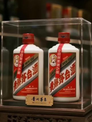 贵州茅台,到手一箱6瓶 贵州茅台整箱6瓶:藏着岁月的酱香硬通货 茅台镇核心产区的风土,都凝在这箱酒里。恪守“12987”古法工艺,五年时光窖藏,从端午制曲到重阳下沙,百道工序酿就醇厚酒体。 53度黄金度数,开瓶酱香突出,酒体微黄透明,空杯留香持久。经典红白飞天包装辨识度拉满,整箱6瓶超实用。商务宴请显格调,节日送礼有分量,收藏更具价值,每瓶都是时光的馈赠。 #茅台 #贵州茅台 #收藏酒 #纯粮酿造 #酱香型白酒