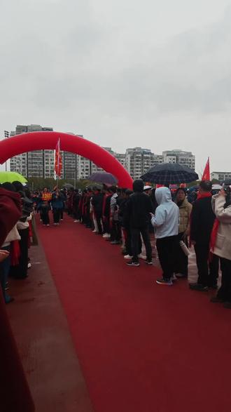 #百日誓师 百日誓师绽光芒,勿彷徨,终抵航!
祝愿12607班的莘莘学子,执笔生辉,筑梦远行!