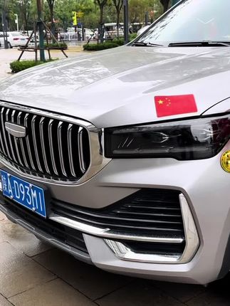 马上国庆节了,给你的爱车安排这个磁吸式的国旗贴,真的太好看了!它是这种磁吸的设计,往上一放就吸附住了,而且还可以随意地去调整位置,想怎么贴就怎么贴,真的特别方便又好看!马上国庆节了,赶紧给你家的爱车也安排上一个吧,真的是太有氛围感了!#抖音汽车 #国庆 #红旗