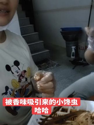 🔥 盐帮大师手撕兔 辣得你舌尖打颤,香得你停不下手! 肉质丝丝分明,入口鲜嫩多汁,越嚼越香。 一口辣,一口爽,让人欲罢不能—— 就算辣到吸气,手也忍不住继续撕# #日常生活 #记录我的生活 #摆摊