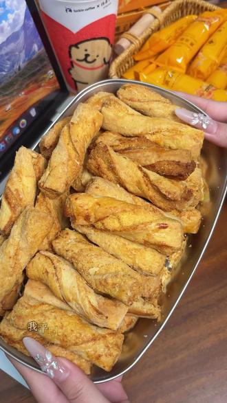 一口回到小时候的快乐!这款黄油椰子棒,没有花里胡哨的调味,只有纯粹的黄油香和椰香,简单又治愈,是记忆里最安心的味道。#强烈推荐#真香警告 #黄油椰子酥 #零食推荐 #饼干