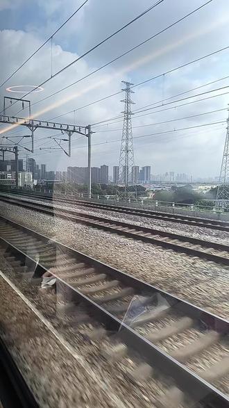 欣赏高铁路上的风景 遇上前排座上的奇葩它能管天管地管他妈拉屎放屁我赶把口罩戴上