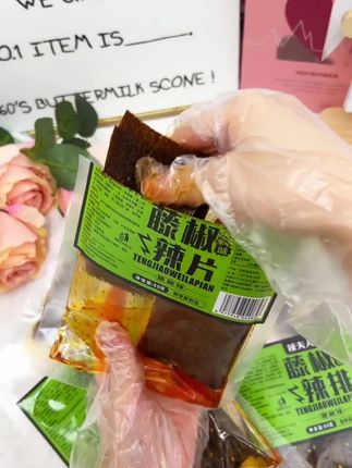 #藤椒辣条 这个藤椒辣条辣是真的辣,香也是真的香#追剧小零食 #办公室零食 #好吃到停不下来 #童年记忆小零食 @抖音小助手 @DOU+小助手