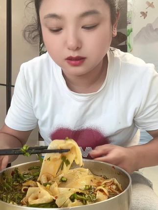 来上一碗能香迷糊了,喜欢吃麻辣的必吃,喜欢吃正宗重庆小面的在家就可以了,关键正宗还便宜#海天重庆小面调料 #什么面条 都好吃,