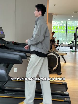 感谢女友给我熬夜挑的窄版直筒裤是真的帅啊!#秋季新款 #显瘦穿搭 #简约穿搭 #直筒裤