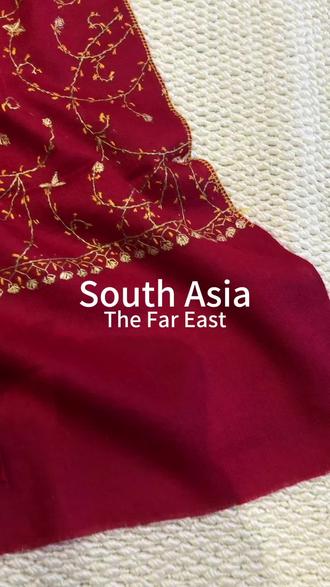 采用纯手工金线藤蔓刺绣,花纹是经典的植物藤蔓与小碎花,边缘点缀佩斯利(腰果花)边框。每一针都由当地匠人手工完成,一条围巾往往需要数万针,耗时数周甚至更久,是独一无二的艺术品,酒红色底色沉稳大气,搭配金色刺绣线条,既华丽又不失温婉,非常适合节日、晚宴或日常搭配。大尺寸设计可作围巾也可作披肩,一巾多用,藤蔓刺绣象征生机与绵延,金色丝线寓意富贵与圆满,是南亚地区传承百年的经典纹样,承载着匠人对美好生活的祈愿#浪漫生活的记录者 #尼泊尔围巾#手工围巾#礼物#穿搭分享