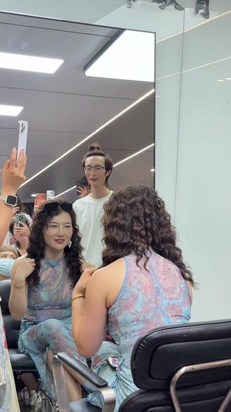各位网友们,后续来了,其实这就是一个段子,因为排练了很久让大家显得比较偏真实一点,也有一些网友知道。我们拍完段子当天晚上就直播了。其实拍这个段子原因,就是第一我们做之前要跟顾客好好沟通顾客想要的效果,还有要看着顾客的表情我们如何去安抚顾客的情绪,注意一下我们的肢体上的接触。但站在顾客的角度,我们不能用暴力去解决这个问题。如果不喜欢就跟理发师好好沟通,让理发师给你拉直
#长安甜甜专注烫发#西安长安区烫发甜甜#拒绝网络暴力造谣 #远离网络喷子#三观正的人 @铜川荣荣烫发(梵古造型)