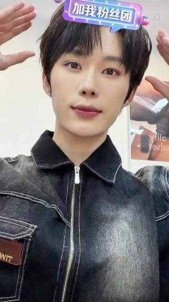 1.16直播切片|生日会可能会在泉州附近办,也有可能回去办,暂时还没有确定官宣,可以期待一下和饶雪漫老师的第二次合作,是一个横屏中剧,也是一个非常好的本子,可能要拍小半个月左右@吴添豪_ @小添才BB机 #吴添豪 #直播切片