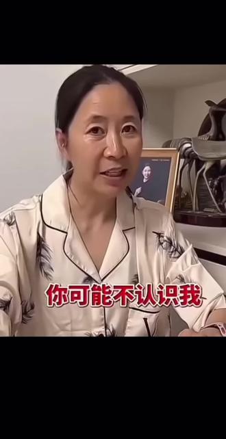 2000年悉尼奥运会冠军王丽萍…
中国最孤独的世界冠军,没有掌声,夺冠后…想找一面红旗都没………
我永远永远都不会忘记!!!
一、核心处罚结果
1. 直属教练:王魁
被开除出国家队。
处罚原因:在刘宏宇被罚下后,主观判断王丽萍无望夺金,未等比赛结束便提前离场,临场严重失职
2...时任田管中心副主任:谢亚龙
因团队管理失职、指挥失误被通报批评、调离田径管理岗位。
后续因足球领域贪腐问题,于2012年被判处有期徒刑10年6个月。
3…主教练:张阜新
受到内部严重警告处分,暂时调离国家队教练岗位。
4. 其他教练组成员
被要求深刻反思、业务整顿,年度考评与奖金分配受影响。
二、事件背景
比赛中,主力选手刘宏宇被罚下后,教练组认为中国队已无夺金可能,集体提前离场。
王丽萍独自坚持并最终夺冠,却因无人在场,未能身披国旗庆祝,成为“最孤独的奥运冠军”。