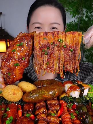 炸串来啦!金针菇,火鸡翅,面筋,龙虾尾,太好吃了!香迷糊啦 #炸串 #烧烤 #妈呀太香了 #深夜放毒