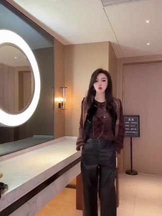 这件皮裤无论是剪裁还是面料都超级正、上身效果非常不错、值得推荐 姐妹们有了它冬天搭配所有上衣#高级感穿搭 #爱了爱了 #简约大气 #显瘦搭配