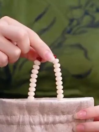 这款菩提根手串气质绝啦!百搭不挑人。上手轻盈舒适,低调有质感,尺寸均匀手感温润。从奶白到蜜糖色的蜕变过程,兼具观赏性与盘玩乐趣!#菩提根手串 #菩提根 #手串