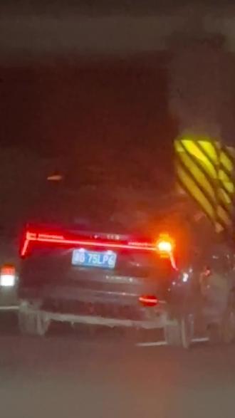 这个浙G强得可怕,打了灯就变道,不管后面有没有车。