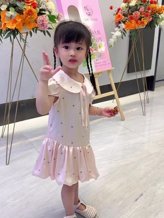 粉粉嫩嫩的花苞公主裙,哪个女孩子能不爱啊,丝滑绸缎内里还加了棉纱里衬,上身甜美有气质太好看了!#女童连衣裙 #公主裙公主梦 #生女儿就是用来打扮的#高品质童装
