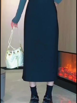 #8966秋季显瘦半身裙设计时尚后脚开叉百搭极简松紧腰女装半身裙#秋季穿搭#显瘦半身裙 #梨形身材穿搭 #大码女装