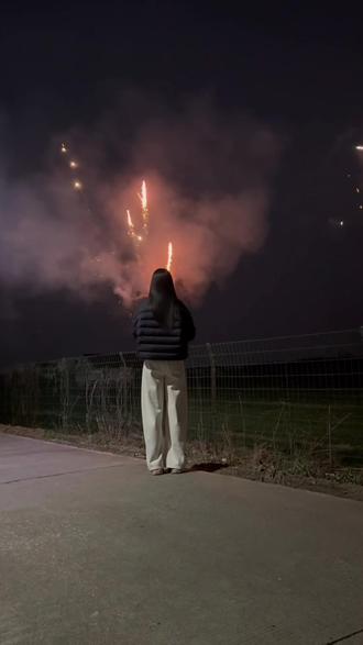 手拿加特林,所念皆星辰,凑不够满天星辰,那就放一场烟花,人间烟火气,最抚凡人心#烟花爆竹