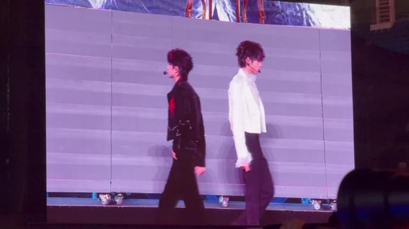 #橹穆 #橹穆双人舞台
下次双人舞台记得加吻戏🥹我爱你们