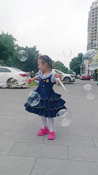 标题:周末遛娃新体验😀 #亲子_亲子互动日常_亲子日常
周末和孩子一起去了公园,发现了一个超好玩的新玩法!我们带了泡泡机和小恐龙玩具,孩子玩得超开心~
1️⃣泡泡小剧场:用泡泡机吹出一个个大泡泡,孩子追着泡泡跑,还把小恐龙放在泡泡里拍照,照片里的恐龙像被魔法包裹着,太可爱了!
2️⃣草坪野餐:准备了小饼干和果汁,铺在草地上边吃边晒太阳,孩子还分享给旁边的小朋友,两个小家伙跑来跑去,笑声都能传出一百米~
3️⃣自然探索:发现了一只小蜗牛,孩子蹲下来观察了十几分钟,还会用小树枝轻轻碰一碰,问我它“有没有壳”,瞬间觉得孩子对世界的好奇又增加了~
这样的时光真好,看着孩子奔跑的身影,自己也跟着快乐起来。希望每个周末都能这样,和孩子一起探索新的小冒险~