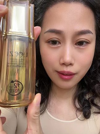 想要底妆牢牢扒住脸上不脱妆?快试试它!它是一款非常值得信赖的粉底液,它的质地轻盈水润,上脸后能快速成膜,而且具有出色的遮瑕力,可以轻松打造出自然清透的妆效。