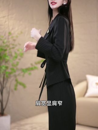 华南风雨来袭?这套面料挺括抗皱,微凉雨天照样保持优雅体面。内搭外穿皆宜,层次感十足。显瘦设计告别臃肿,雨天也能穿出好身材和好心情! #一衣多穿通勤版 #时尚女装穿搭指南 #气质穿搭 #女生服装搭配 #简单耐看穿搭攻略