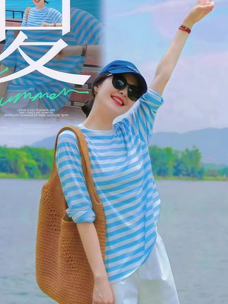 #自带松弛感的慵懒风穿搭 这套夏装两件套太懂女生的心!宽松显瘦的长袖防晒T恤,采用冰感透气面料,UPF50+高倍防晒,遮阳不闷汗。利落剪裁巧妙藏住小肚腩,蝙蝠袖设计修饰拜拜肉,举手投足都自在。搭配高腰休闲短裤,立体剪裁优化腰臀比,拉长腿部线条,轻松穿出大长腿既视感。清新简约的配色自带减龄滤镜,元气满满。无论是通勤、逛街还是出游,一套搞定,舒适又时髦,让你在炎炎夏日轻松美出圈#6月份新衣试穿报告 #旅游穿搭主打一个漂亮 #被彩色穿搭硬控的一天 #轻松get夏日淡人穿搭 @DOU+上热门 @创作灵感小助手 @创作者服务中心 @DOU+小助手 @巨量算数小助手
