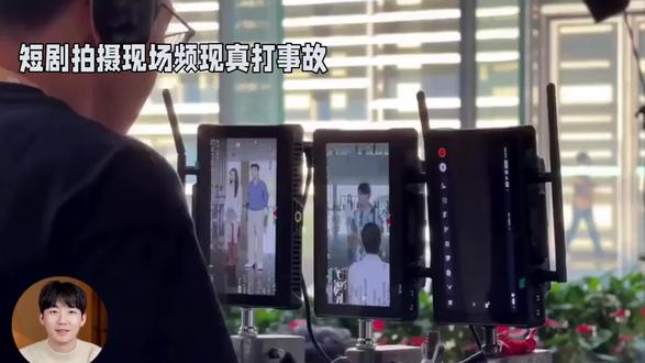 #短剧拍摄现场为何频现真打事故?近日,短剧演员王年将成在拍摄过程中被对手演员重拳打至眼部撕裂伤,引发广泛关注。
短剧拍摄现场真打事故频发,近日,短剧演员王年将成在拍摄短剧《芝芝不倦》时,因对手演员未摘除坚硬戒指,被重拳打至眼部撕裂伤,现场视频显示撞击声巨大,王年将成捂脸倒地后近20秒无法起身。事后,他通过社交媒体发布眼部淤青照片报平安,称“已到酒店,大家别担心,会好好休息。”这一事件再度引发了关于短剧行业安全问题的讨论。王年将成曾在中超河北队担任门将,2022年因阑尾穿孔手术结束足球生涯后转型为演员,此次受伤不仅令其后续工作档期全数延后,还引发了公众对短剧行业“用肉身换流量”的质疑。有评论指出,为了压缩成本,不少剧组省略了安全排练与专业武指,导致此类事故频发。尽管剧组随后发布致歉声明,承诺承担医疗费用,但并未公开涉事演员身份,这种避重就轻的态度进一步加剧了公众对行业责任意识的质疑。