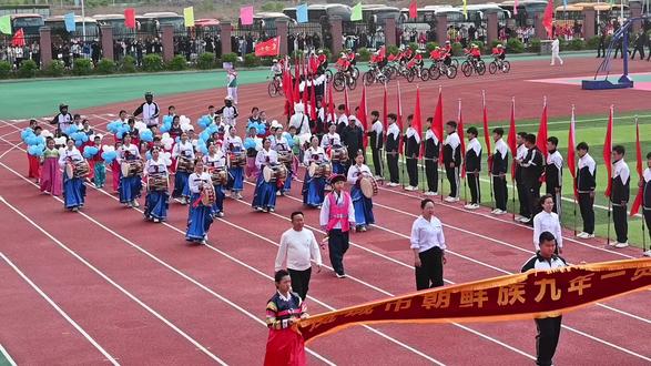 #运动会开幕式方队 #运动会开幕式表演 #运动风采献祖国 。凤城朝鲜族中学方队走过来了。