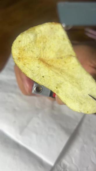 网上说一片薯片能烧出6滴油,于是…#遇到事情不要慌 #惊不惊喜意不意外 #一片薯片的热量