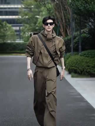 #酷帅男孩 #工装风 #冲锋衣套装 #早秋穿搭显贵法则 #秋冬穿搭大赏