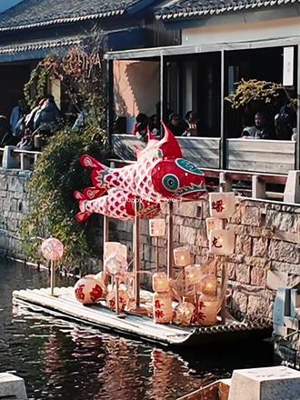 📸 蟠龙天地·年味打卡攻略(附免费停车信息)
三个字形容:人从众
千万别开车!
有节日氛围,但相对人也多,吃饭都需要排队!
特色:热闹市集、水上鱼灯(已取消)、江南水乡的年味
🏮 年味看点
· 水上鱼灯巡游:夜幕降临,鱼灯点亮河道,梦幻又出片
· 江南灯会:与粉墙黛瓦交相辉映,年味拉满
· 龙马庙会:40+年味摊主,手作、民俗、互动体验,逛到停不下来
⏰ 活动持续至3月3日,建议傍晚来,白天逛庙会,晚上赏灯会
🅿️ 停车攻略(划重点)
节假日人多车多,停车是门技术活👇
1️⃣ 官方停车场(收费)
· P1、P2、P3、P5停车场
· 进博P12(蟠龙路)停车场
· 优势:离街区最近,步行即达
· 提醒:上午10点后易满,建议早到
2️⃣ 免费停车·亲测推荐
📍 迪丰工厂店(龙联路附近)
· 免费4小时
· 步行至蟠龙约10分钟
· ✅ 亲测有效,强烈推荐
3️⃣ 免费备选(留意指引)
· 龙联路、汇龙路等道路临时停车区
· 节假日开放,累计超5400个车位
4️⃣ 周边共享停车
· 国家会展中心P9、P12、P13停车场
· 车位多,适合作为后备方案
💡 小贴士
· 建议优先冲「迪丰工厂店」,免费又靠谱
· 如果满了,留意路边临时停车指引,或导航到会展中心停车场
· 人多是常态,放慢脚步,慢慢逛才有年味
#民俗文化展示 #非遗体验 #蟠龙天地 #年味 #上海年味