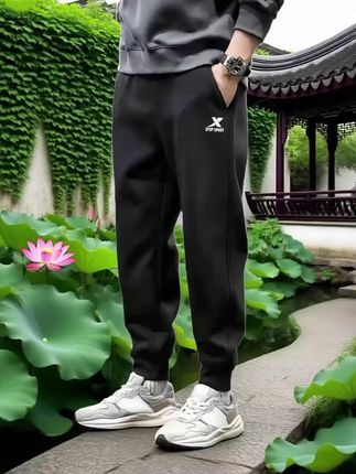 特步运动休闲裤,诠释舒适与潮流的完美融合!精选柔软透气面料,兼具运动时的轻盈自在与日常穿着的亲肤质感。立体剪裁贴合身形,修饰腿部线条;时尚简约的版型设计,轻松搭配各类上衣。无论是运动健身,还是休闲出街,都能助你舒适随行,尽显洒脱魅力。#面料舒适透气 #休闲裤 #只做高品质 #显高显瘦显腿长 #休闲百搭