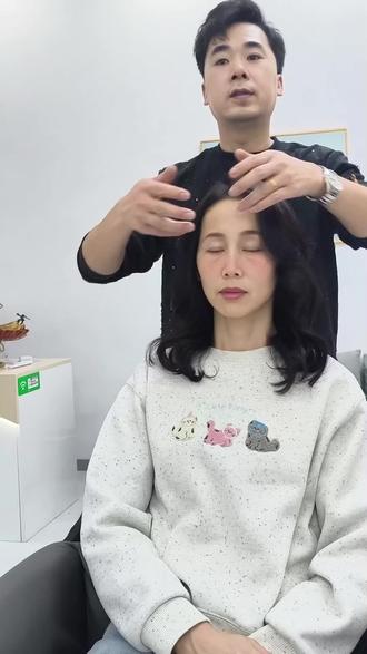 #根据脸型设计发型 #个人脸型风格定位 #颅顶增高 #黑茶色 #减龄发型 高颅顶发型搭配黑茶色,圆脸方脸显瘦,发色显白减龄,懒人可选免打理卷发。