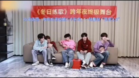 #鑫左
#朱志鑫左航
#朱志鑫左航吃豆皮
新年的第1颗糖是鑫左给的💛💙