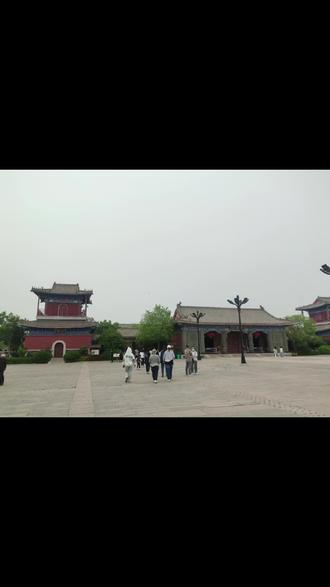 💫 妈祖信俗:从渔家女到海神
妈祖文化的源头,可追溯至北宋初年一位普通渔女——林默。她于公元960年生于福建莆田湄洲岛,自幼通晓天文、医术,常驾舟救助遇险渔民,被尊为“神女”。987年,林默因救海难而逝,渔民感念其恩德,立庙尊为“妈祖”。
🌟 非遗传承:文化交流的精神纽带
“有海水处有华人,有华人处有妈祖。”湄洲祖庙的香火跨越海峡,台湾2000多座妈祖宫庙承载着“拜妈祖,回故国”的乡愁。而今,妈祖分灵至50国,从巴西巡安到巴黎建庙,她以“立德·行善·大爱”的精神,不断推动着中华文化走向世界。
🎉 民俗盛宴:当祭典遇见现代美学
农历三月廿三妈祖诞辰,“妈祖文化全球推广大使”——刘涛,身着一袭月白色真丝旗袍,配上纱质披风,梳着妈祖髻,行走在庆典现场。她的湄洲女造型既复刻传统,又融入时尚审美,完美融合了神性美与人间烟火气。
除了造型上的用心,刘涛在活动中的言行举止也处处体现着对妈祖文化的尊重和传承:她全程使用“湄洲腔”闽南语向信众问好,参与三献礼等传统仪式时,神情专注,动作规范,展现出了极高的文化素养和敬业精神。
从《妈祖》剧中的“海上女神”到现实中的文化使者,刘涛用温柔与神性,诠释了妈祖精神的当代共鸣,也让我们看到非遗传承的无限可能!