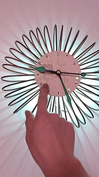 这不仅是个时钟,更是一件能打的手作艺术品,成就感直接拉满!
激光切割的木片做表盘,再配上金属质感的放射状装饰,让它既有木头的温暖,又有艺术装置的时髦感。走时精准的电子机芯一装,挂在家里的墙上,瞬间就成了客厅里最吸睛的存在。
#DIY手工 #木质挂钟 #低成本改造 #家居好物 #手作的温度