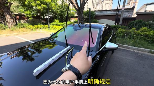 大众雨刮器更换教程来了,更换周期每半年到一年更换一次,自己更换操作简单!#雨刮器更换 #汽车用品 #大众