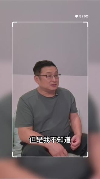 百花齐放 各有所长——旅美提琴制作师周晓伟(4) 百花齐放 各有所长——旅美提琴制作师周晓伟(4)一、美国制琴整体特点风格多元与自由创作:美国制琴领域能见到老琴(尤其 17、18 世纪)、新琴等多种类型,且无统一标准,制作师可在基础框架上自由发挥。例如弧度可高可低,核心依据制作师对声音的想法,以满足演奏家需求为目标,整体呈现 “百花齐放” 的状态。实用主义导向:美国制琴注重实用性,以 “怎么实用怎么来” 为原则。一方面,不少制作师擅长制作仿古琴且水平较高;另一方面,行业内存在大量对提琴形状的创新尝试,如制作过形状怪异、不对称的小提琴,虽部分外观欠佳,但体现了探索精神。二、典型创新案例日本制琴师 Hiroshi Iizuka(现居美国费城)的中提琴改革极具代表性:改革方向:将中提琴改为三角形(梨形),核心目的是让演奏者的第三把位更容易上手。改革效果:实践效果良好,不仅声音表现出色,还受到市场广泛认可。众多消费者购买其制作的中提琴,包括中国知名演奏家,美国不少乐团也采用他的中提琴。三、核心观点声音评价:声音具有抽象性,无绝对的 “好” 与 “坏”,不同人喜好不同,难以统一评判,关键是能否满足演奏家的声音需求。传统与创新:不认为传统制琴模式是唯一标准,支持在乐器制作上进行创新,只要成品声音能满足演奏家要求、被大众接受,就是好的作品,无需过度追求规范,制琴领域也应保持开放的创作环境,尊重不同制作师的见解。#提琴 #提琴制作