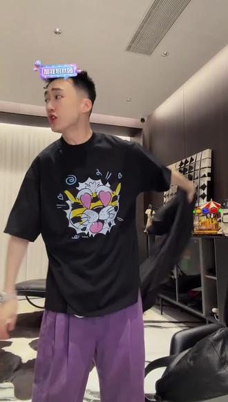 RICH陈发财【心动虎头】减龄系穿搭!情侣款趣味氛围小领口男T恤 #男生穿搭 #潮男穿搭 #短袖t恤 #潮牌男女同款 #ootd穿搭