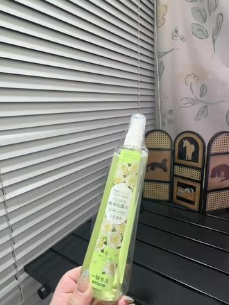夏天的仪式感,从一瓶好闻的花露水开始~
淡淡的栀子花香,温柔又治愈,
细腻的雾气轻轻散开,赶走蚊虫,也赶走烦躁。
随手揣进包里,
每一次出门,都是自带清香的安心守护。#夏日必备 #驱蚊神器 #花露水 #栀子花香 #好物分享