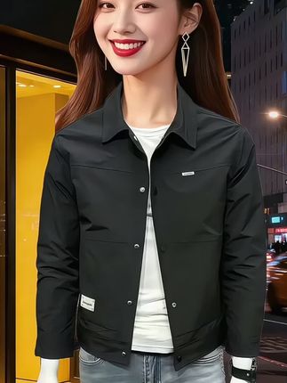 罗蒙秋季新款翻领夹克,集工装、机车与飞行员风格于一身。采用挺括面料与立体剪裁,兼具商务利落与街头潮流。翻领设计修饰颈部线条,多口袋元素实用又有型。无论是通勤还是休闲场合,都能展现你的独特品味与不羁魅力。#夹克外套 #品质男装 #外套穿搭 #男士外套 #外套男